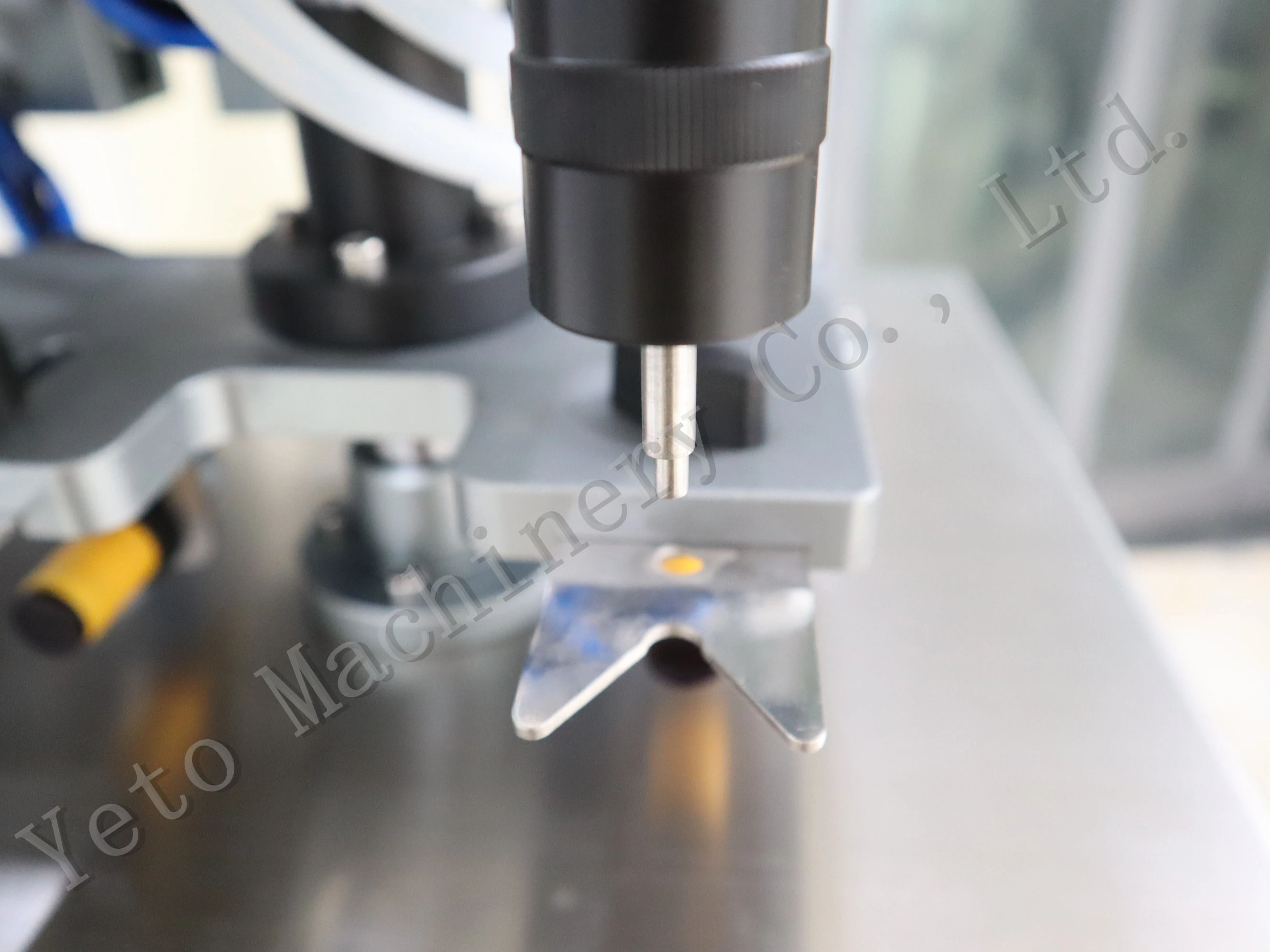 perfume filling machine positioning device